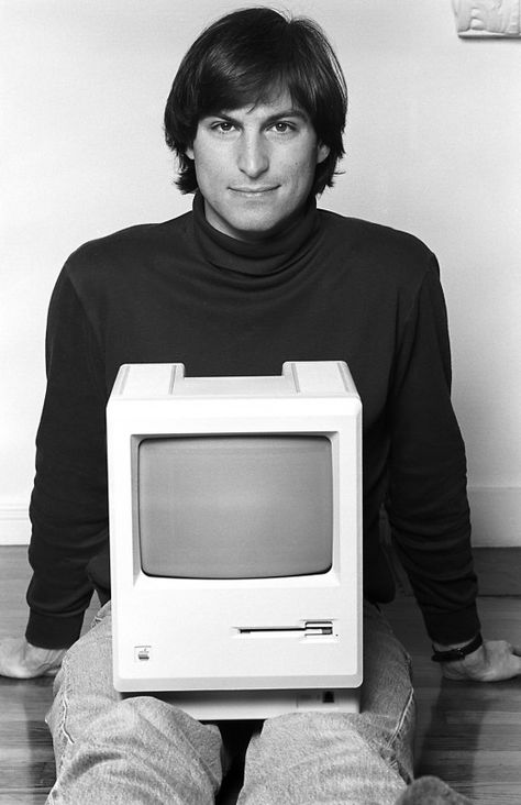 The young Steve Jobs with an early Macintosh computer.  "Stay Young. Stay Foolish." Apple Founder, Alter Computer, Steve Jobs Apple, Steve Wozniak, Old Computer, Unseen Images, The Dictator, Apple Macintosh, Old Computers