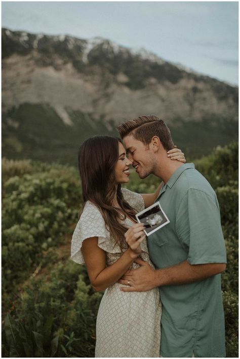 Pregnancy Announcement Photography, Maternity Outfit Ideas, Pregnancy Announcement Pictures, Pregnancy Announcement Photoshoot, Maternity Photography Poses Outdoors, Shooting Couple, Baby Announcement Photoshoot, Cute Pregnancy Announcement