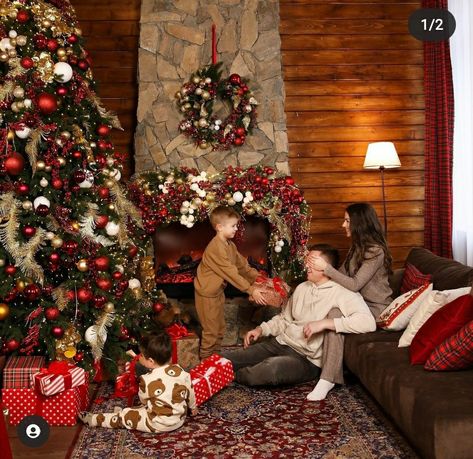 Christmas Tree Pictures Family, Family Christmas Aesthetic, Christmas Tree Photoshoot, Opening Christmas Presents, Family Tree Photo, Christmas Family Photoshoot, Christmas Tree Pictures, Color Terracota, Christmas Shoot