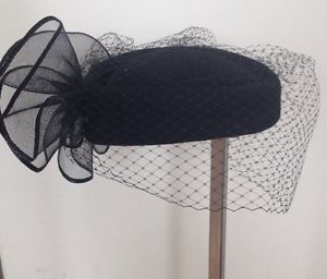 Black Hats For Women, Veil Fascinator, Stylish Womens Hats, Hat With Veil, Classy Hats, Black Hats, Pretty Hats, Black Fascinator, Sinamay Hats