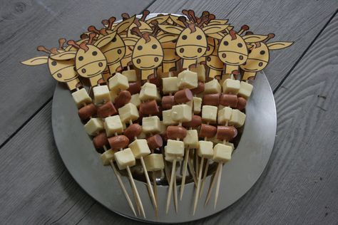 Giraffe Fruit Tray, Giraffe Bday Party Ideas, Giraffe Themed Food, Giraffe Party Food, Giraffe Food Ideas, Giraffe Party Ideas, Safari Food Ideas, Giraffe Birthday Theme, Safari Birthday Party Food