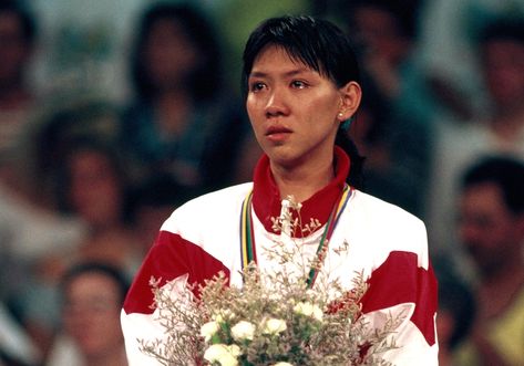 Susi Susanti (Indonesia) 🥇 Women's singles • Barcelona 1992 Olympics #badminton Susi Susanti Badminton, Vintage Badminton, After Movie, Olympic Athletes, Olympic Sports, Action Poses, Summer Olympics, Best Friend Pictures, Vintage Sports