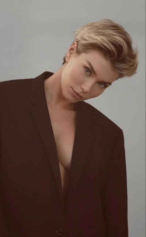 Lesbian Blonde Haircut, Pixie Hair Photoshoot, Pixie With Hat, Charlize Theron Short Hair, Non Binary Haircuts, Trendy Bangs, Haircut Ideas For Women, The Perfect Haircut, Platinum Blonde Pixie