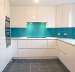 Aqua splash back Kitchen Splashback Designs, Splashback Kitchen, Devol Kitchens, Blue Backsplash, Blue Kitchen Cabinets, Diy Backsplash, New Kitchen Cabinets, Kitchen Splashback, Ideas Hogar