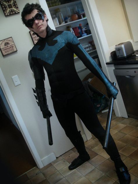 Nightwing cosplay Nightwing Halloween Costume, Nightwing Costumes, Nightwing Young Justice, Batman Custom, Nightwing Batman, Nightwing Cosplay, Dc Comics Cosplay, Batman Costume, Dc Cosplay