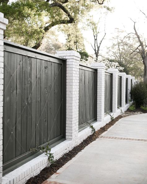 Fence Design Traditional, White Brick Fence Wall, Block Wall Fence Ideas, White Brick House With Fence, Brick And Aluminum Fence, Bricks Fence Ideas, Colonial Fence Ideas, Concrete Privacy Fence, Tall Privacy Fence Ideas Front Yard