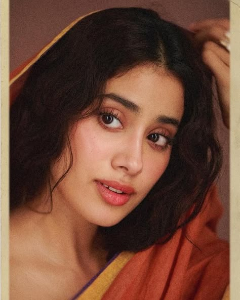 Alia Bhatt Photoshoot, Saree Poses, Bollywood Outfits, Kylie Kristen Jenner, Indian Photoshoot, Self Portrait Poses, Vintage Bollywood, Model Face, Photoshoot Concept