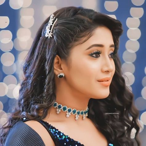 Naira Hairstyle, Naira Yrkkh, Hairstyle Images, Shivangi Joshi Instagram, Saree Hairstyles, Layered Curly Hair, Hair Color Streaks, Bollywood Hairstyles, Instagram Queen