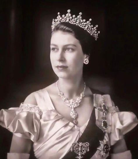 Queen Elizabeth Ii Aesthetic, Queen Elizabeth Ii Wallpaper, Queen Eli, Queen Elizabeth Photos, Queen And Prince Phillip, Young Queen Elizabeth, Royal Family Portrait, Rainha Elizabeth Ii, Hm The Queen