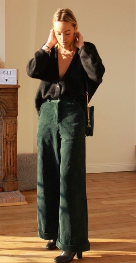 Green Velvet Pants Outfits, Velvet Pants Outfit, Green Velvet Pants, Corduroy Pants Outfit, Green Pants Outfit, Pants Outfit Fall, Winter Pants Outfit, Cool Winter, Casual Work Outfits