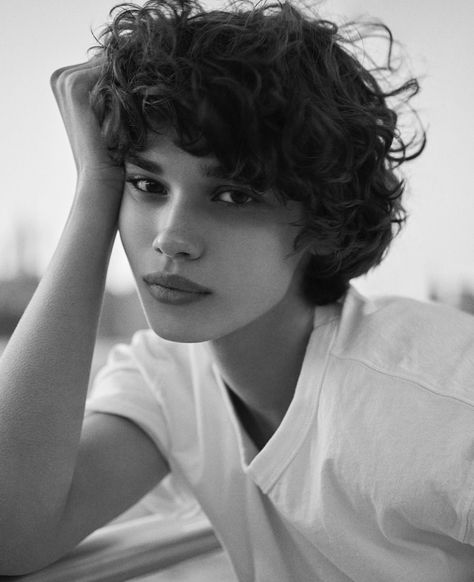 Mathilda Gvarliani, Foto Portrait, Short Hair Color, Penteado Cabelo Curto, 짧은 머리, October 21, Short Curly Hair, Messy Hairstyles, Munich