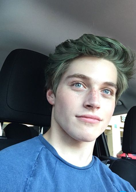 back at it again with the green hair Idea Story, Froy Gutierrez, Back At It Again, Men Hair Color, Pretty Faces, Cool Hair Color, Green Hair, Good Looking Men, School Spirit