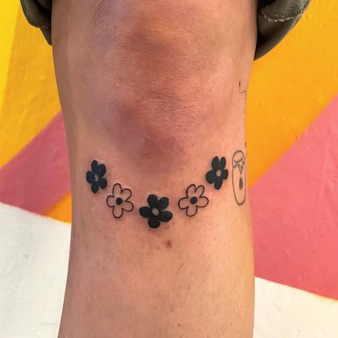 Tattoo Ideas Geometric, Over The Knee Tattoo, Knee Tattoo Ideas, Above Elbow Tattoo, Calf Tattoos For Women, Simple Leg Tattoos, The Knee Tattoo, Noir Tattoo, Ems Tattoos