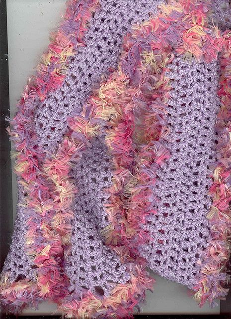 Use any simple plain scarf pattern. Then go around the entire thing with fuzzy contrasting yarn. Eyelash Yarn Crochet Projects, Eyelash Yarn Projects, Eyelash Yarn Crochet, Yarn Projects Crochet, Neat Crafts, Bernat Baby Blanket Yarn, Yarn Creations, Knitting Loom, Loom Knit