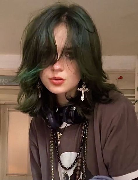 Bumblephii Hair, Silver And Green Hair, Green Aesthetic Hair, Short Hair Ideas Aesthetic, Cool Dyed Hair Ideas Short, Hair Dye Green, Green Hair Dye Ideas, Green Hair Short, Green Dyed Hair