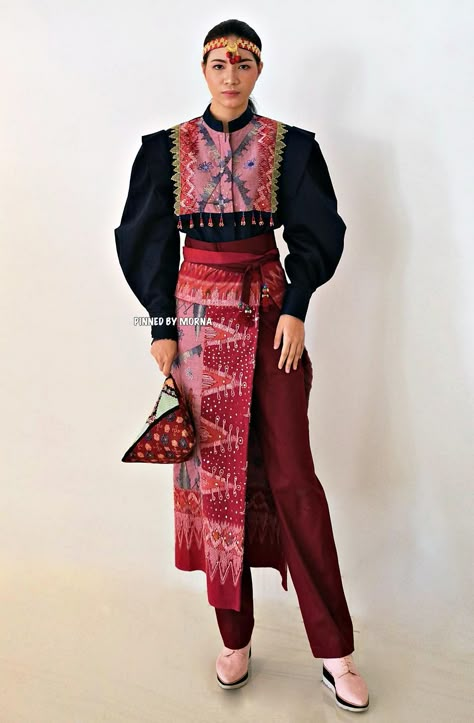 Mel Ahyar Maison MAC - Indonesia Tamang Dress, Filipino Patterns, Malaysian Clothes, Malaysian Culture, Tenun Dress, Rtw Dress, Indonesian Clothing, Exotic Outfits, Design Batik