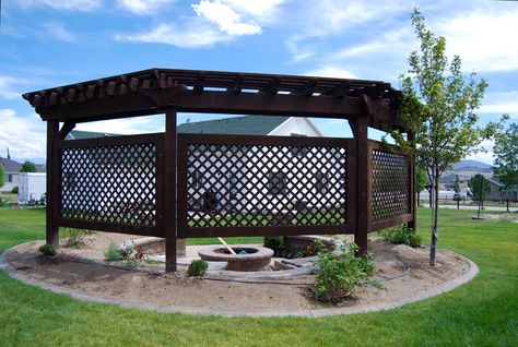 Privacy Trellis, Gazebo With Fire Pit, Timber Pergola, Backyard Fire Pit, Yard Landscaping Simple, Cheap Pergola, Building A Pergola, Backyard Privacy, Summer Patio