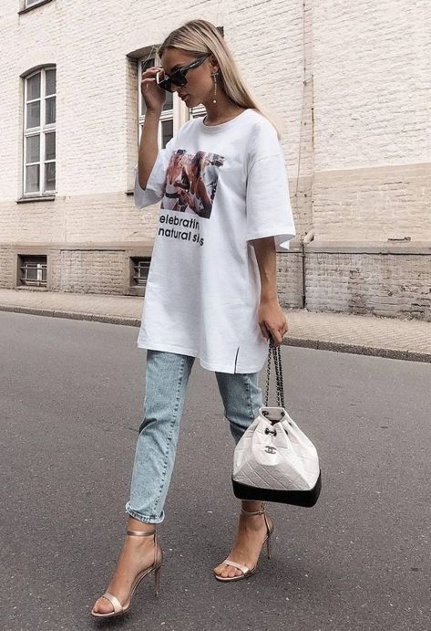 Oversized Summer Outfit, Printed Tshirt Outfit, Outfit Ideas Oversized, Tshirt Outfit Summer, Oversized Tee Outfit, White Tshirt Outfit, Ropa Semi Formal, Oversized Shirt Outfit, Oversize Tshirt Outfits