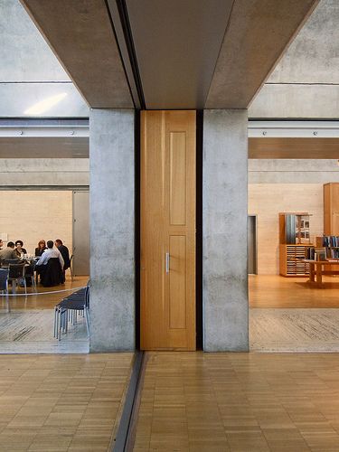 Louis Kahn. Kimbell Art Museum, Fort Worth, Texas.1974 Tectonic Architecture, Louis Khan, Kimbell Art Museum, Louis Kahn, Interior View, Cool Doors, Modern Masters, Structure Architecture, Concrete Wood