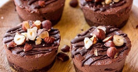 29 Tray Bake Cakes That Will Make You a Star Baker ... Chocolate Mini Cheesecakes, Vegan Hazelnut, Deserturi Raw Vegan, Mini Cheesecake Recipes, Raw Vegan Desserts, Homemade Nutella, Vegan Cheesecake, Desserts Vegan, How To Roast Hazelnuts