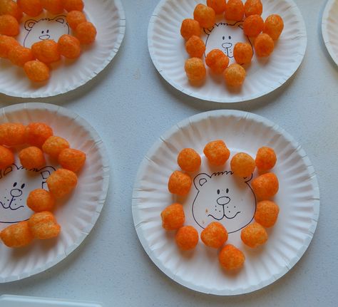 Kids had fun arranging the balls around the lion face. Lion Snacks For Preschool, Daniel And The Lions Den Snack Ideas, Lion Snacks For Kids, Daniel And The Lions Den Snack, Daniel Lions Den Craft, Daniel And The Lions Den Craft Preschool, Daniel In The Lions Den Craft, Lion Snacks, Daniel And The Lions Den Craft