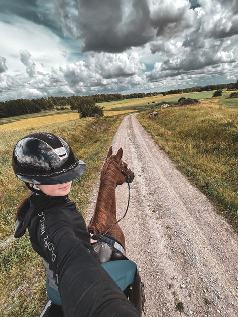 Aesthetic Horse Riding Pics, Cute Pictures To Take With Your Horse, Horse Aesthetic Pictures, Selfie With Horse, Aesthetic Horse Pictures, Dressage Aesthetic, Equitation Aesthetic, Riding Pictures, Horseback Riding Outfit