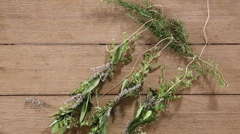 How to Make an Herb Garland Herb Garland, Homestead Design, Herb Wreath, Garden Herbs, Garland Decoration, Sunset Magazine, Plant Book, Edible Plants, Garland Decor