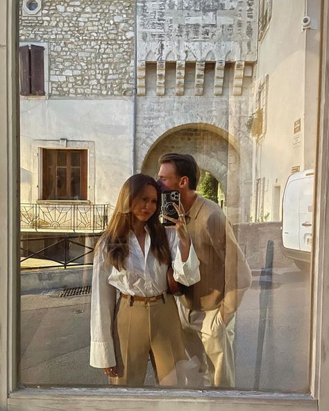 Matchy Outfit Couple, Livia Auer, Couple Aesthetic Outfits, Old Money Couple, Couple Ootd, Money Couple, Couple Outfits Matching, Styled Engagement Shoot, Vanilla Girl Aesthetic