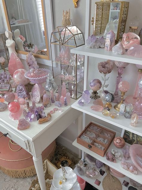 Witches Crystals, Crystal Alter, Crystal Room Decor, Spiritual Vibes, Aphrodite Aesthetic, Aphrodite Goddess, Crystal Room, Crystal Vibes, Crystal Aesthetic