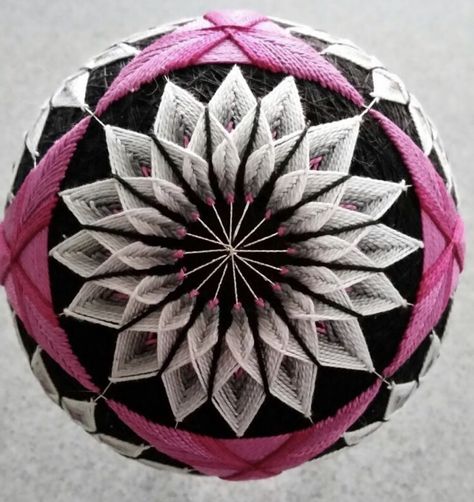 Temari Drawing, Temari Demon Slayer, Temari Tutorial How To Make, Hand Ball, Temari Balls Pattern, J Craft, Temari Patterns, Temari Ball, Temari Balls