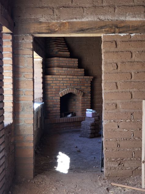 Chimenea de ladrillo en cabaña de adobe Mexican Style Homes, Adobe Homes, Eco House Design, Rammed Earth Wall, Wall Colour, Adobe House, Rammed Earth, Word Building, Eco House