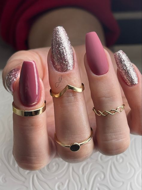 Long coffin nails, Glitters, dark red, vine red, rose gold Burgundy And Rose Gold Nails, Burgundy Nail Designs, Pink Wedding Nails, Long Coffin Nails, Dusty Pink Weddings, Dark Christmas, Almond Nails Designs, Rose Nails, Burgundy Nails