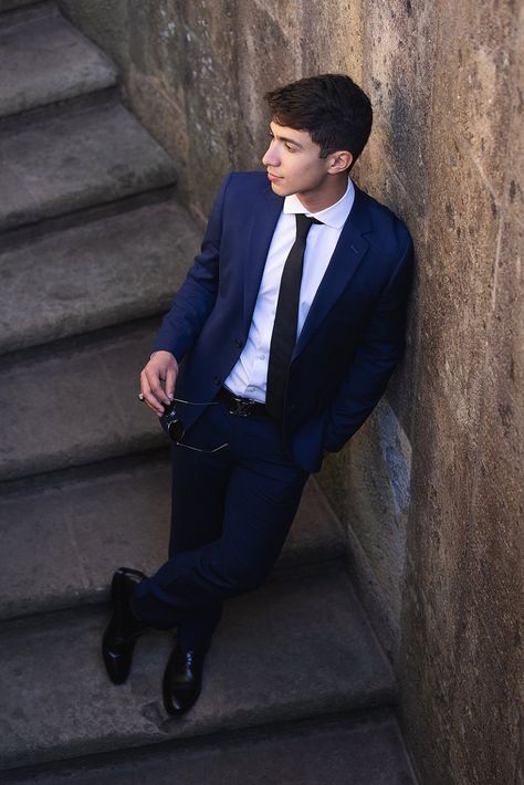 Mens Suits Poses, Graduation Guy Pictures, Single Poses, Men Pose, Homecoming Poses, Photoshoot Boy, Go Hard Or Go Home, Grad Poses, Graduation Shoot