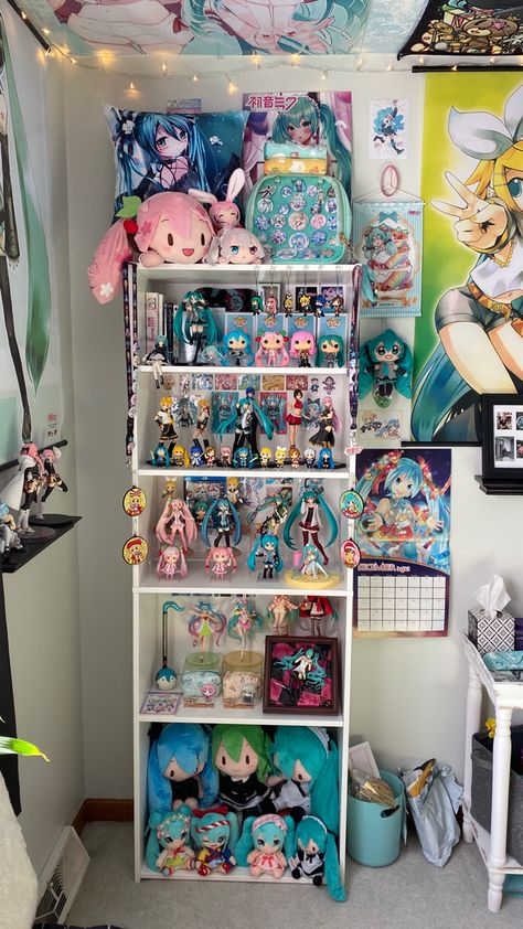 Hatsune Miku Bedroom Ideas, Hatsune Miku Bedroom, Hatsune Miku Room, Anime Figures Collection Display, Miku Room, Plushies Collection Room, Miku Figure Collection Shelf, Anime Figures Aesthetic Room, Anime Bedroom Ideas