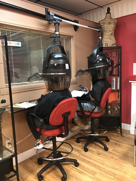 Salon Dryer Chair Ideas, Salon Dryer Area Ideas, Beauty Salon Hair Dryer, Beauty Salon Interior Luxury, Hair Dryer Chair, Salon Dryers, Hooded Dryer, Vintage Hair Salons, Small Salon