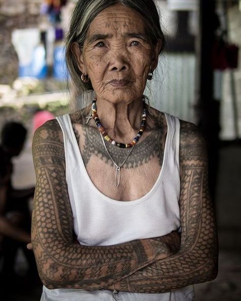 The body is a canvas. The one and only Whang Od, a ritual tattoo artist of the Butbut tribe of the Kalinga in the northern Philippines.… Marquesan Tattoo, Traditional Filipino Tattoo, Chris Garver, Famous Tattoo Artists, Filipino Tattoos, Marquesan Tattoos, Thai Tattoo, Fresh Tattoo, Irezumi Tattoos