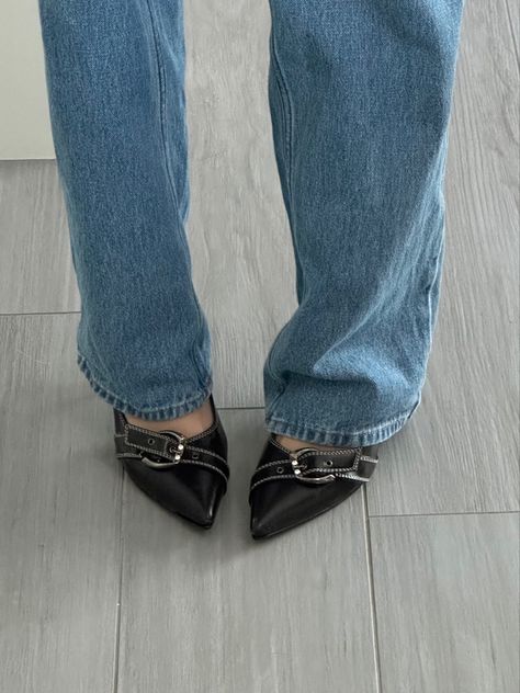 Heels Baggy Jeans, Pointy Heels Outfit, Cute Baggy Jeans, Baggy Jeans Fashion, Vintage Kitten Heels, Pointed Heels Outfit, Sade Aesthetic, Kitten Heels Outfit, Aesthetic Lana Del Rey