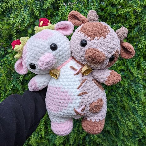 Two-Headed Chocolate Strawberry Cow 🍫🍓 📎 Available for purchase on my website, link in bio! https://delaraescreations.com/ 📖 Pattern: @rin.meow21 🧶 For specific such as: pattern links, yarn brand/type/shade details, hook size, eye size, etc please see the plushie gallery linked in my bio! ❤️ Likes, comments, shares, saves, and follows are encouraged and appreciated to help with the ever-changing algorithm! 👋 Hi! Thank you so much for visiting my page. Delarae's Creations is a women-ow... Cow Crochet Plushie, Chocolate Cow, Cow Crochet, Strawberry Cow, Amigurumi Cow, Turtle Plush, Crochet Plushie, Crochet Strawberry, Plushie Patterns