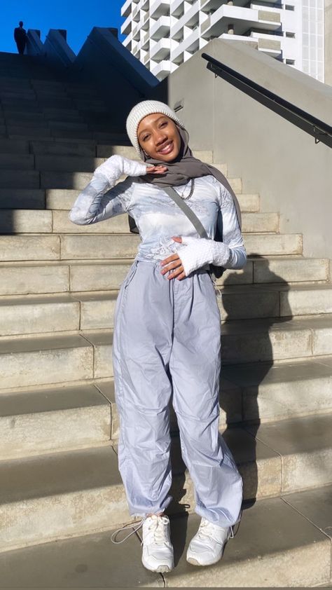 Cargo Parachute Pants Outfit Hijab, White Parachute Pants Outfit Winter, Grey Parachute Pants Outfit Winter, Gray Beanie Outfit, Aesthetic Parachute Pants, Parachute Pants Outfit Winter, Grey Parachute Pants Outfit, Cargo Pants Outfit Hijab, Beanie Outfit Winter