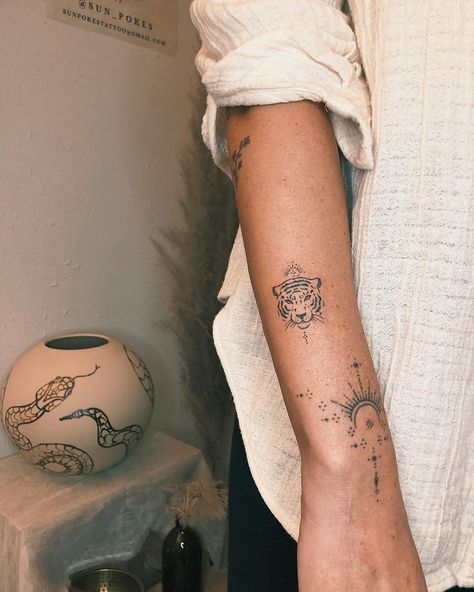 ⁘ Sunshine ※ Hand•poke ⁘ (@sun_pokes) posted on Instagram: “⁜ tiger head for my sis ⁜ Also healed flower✨ (Sun ornament was not done by me) (Original illustration by @fiz_lorsman ) ⁘ ⁘ ⁘ ⁘ ⁘…” • Nov 22, 2021 at 9:59am UTC Sun Ornament, Wrist Tattoos Words, Tiger Head Tattoo, Bookish Tattoos, Leopard Tattoos, Boho Tattoos, Tattoo Board, Tattoo Skin, Petite Tattoos