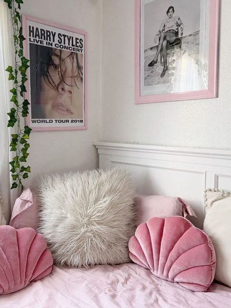 Ideas para darle un toque pastel aesthetic a tu habitación Bedroom Pink, Dorm Inspo, Bedroom Light, Decor Shabby Chic, Dekorasi Kamar Tidur, Pastel Room, Grey Room, Room Deco, Preppy Room