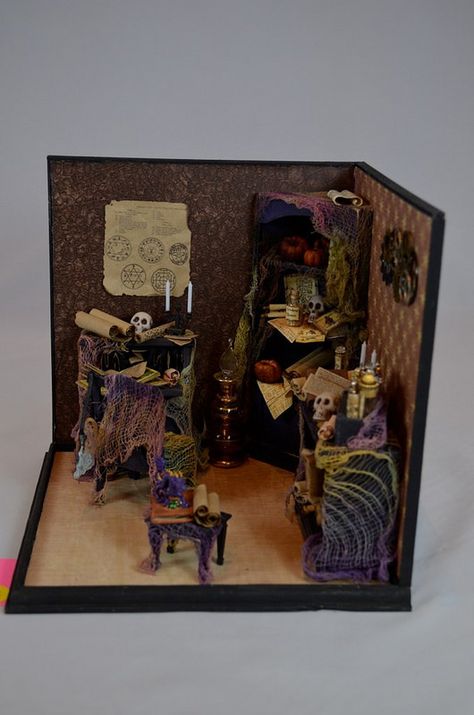 SWMC 2014 Halloween Diorama, Haunted House Diy, Dollhouse Halloween, Witch Cottage, Haunted Dollhouse, Halloween Miniatures, Elegant Halloween, Haunted Dolls, Victorian Dollhouse