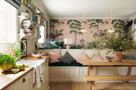 Country Kitchen Diner, Devol Shaker Kitchen, Kitchen Wallpaper Ideas, Pink Refrigerator, Wooden Worktops, Devol Kitchens, Table Bench, Banquette Seating, Island House