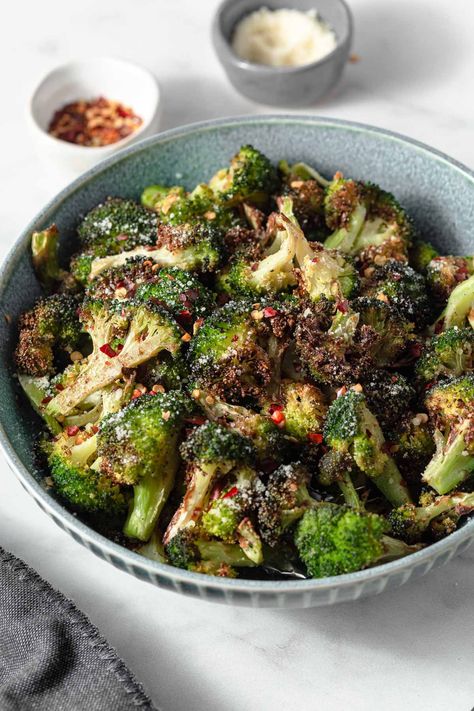 Make crispy yet tender broccoli in the air fryer! They are crunchy on the outside and tender on the inside. A quick and healthy side dish the whole family will love! Air Fryer Roasted Broccoli, Air Fryer Broccoli, Broccoli Side Dish, Chicken Shawarma Recipe, Shawarma Recipe, Oven Roasted Chicken, Air Fried Chicken, Easy Oven, Roasted Broccoli