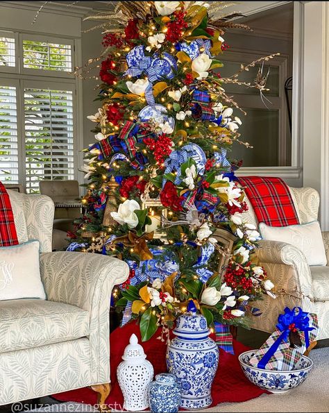 Tartan Christmas Decorations, Chinoiserie Christmas Tree, Pencil Christmas Tree Ideas, Blue Christmas Tree Decorations, Chinoiserie Christmas, Blue Christmas Decor, Red Christmas Decor, Blue Christmas Tree, Tartan Christmas