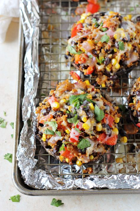 Filled with fresh veggies and black beans, these mexican quinoa stuffed portabella mushrooms are hard to resist! Topped with cheese and an… Stuffed Portabella, Portabella Mushrooms Recipes, Portabella Mushrooms, Mexican Quinoa, Timmy Time, Stuffed Portabella Mushrooms, Avocado Sauce, Quinoa Recipes, Meatless Meals