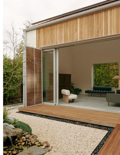 Architecture Courtyard, Japanese Countryside, Timber Screens, Minimalist Japanese, Timber Panelling, Casa Patio, Storey Homes, Courtyard House, Japanese Architecture