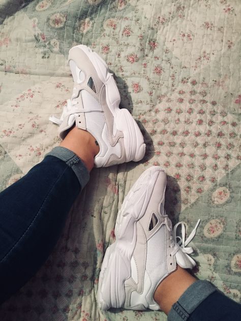 Adidas Falcon W  #falcon #white #adidasfalcon #adidas Adidas Falcon White, Adidas Falcon Pink, Xy Falcon, Adidas Falcon, Nike Huarache, Saucony Sneaker, Sneakers Nike, Adidas, Nike