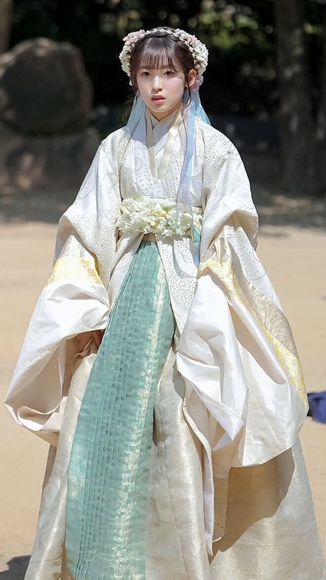 Korean Hanbok Princesses, Hanbok Aesthetic, Traditional Japanese Wedding, Hanbok Wedding Dress, Japanese Wedding Dress, Hanbok Wedding, Chinese Princess Dress, Japanese Princess, Dynasty Clothing