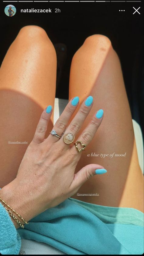 A hand with blue nails and golden rings Gel Nails Turquoise, Nail Inspo For Summer, Nails Turquoise, Blue Gel Nails, Turquoise Nails, Blue Gel, Cute Gel Nails, Nail Ring, Nail Salon